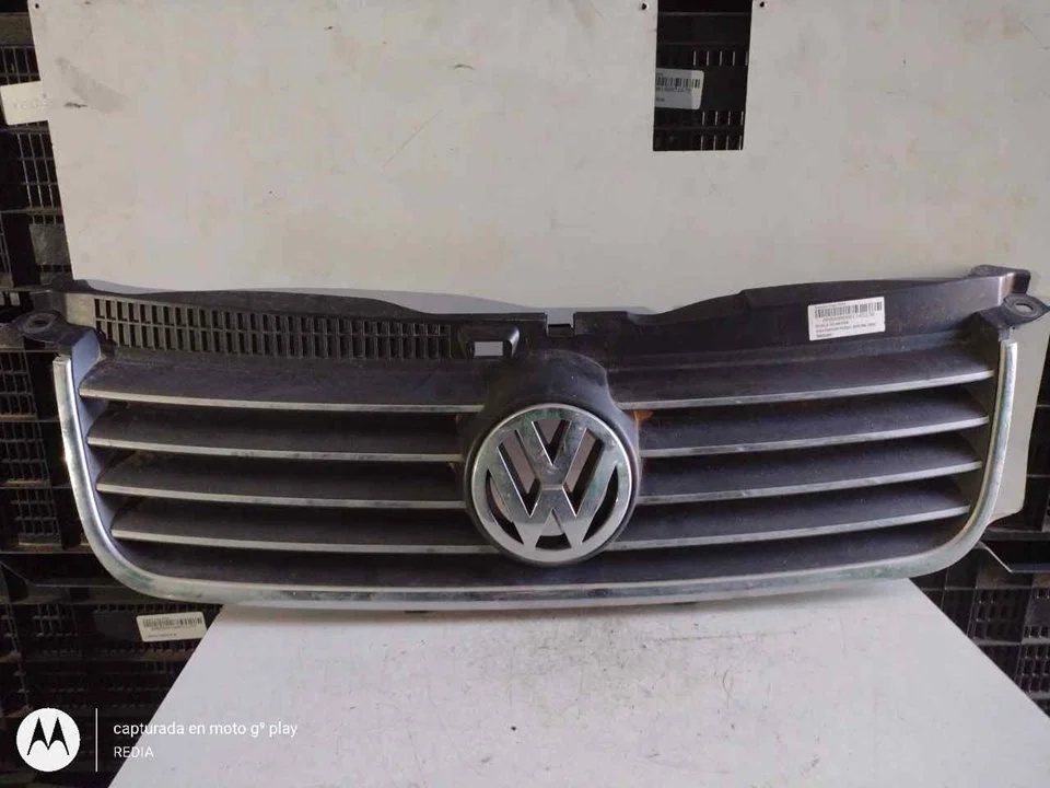 Foto de REJILLA DELANTERA VOLKSWAGEN PASSAT BERLINA (3B3) referencia 3B0853651