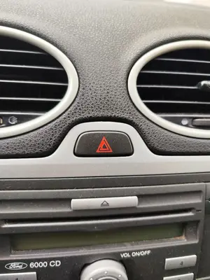 Foto de WARNING FORD FOCUS BERLINA (CAP) 1.6 TDCi CAT (90 CV / 66 KW)