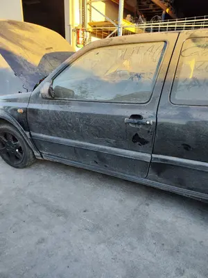 Foto de PUERTA DELANTERA IZQUIERDA VOLKSWAGEN GOLF III (1H1)(11.1991) 1.9 TDI (110 CV / 81 KW) foto 2