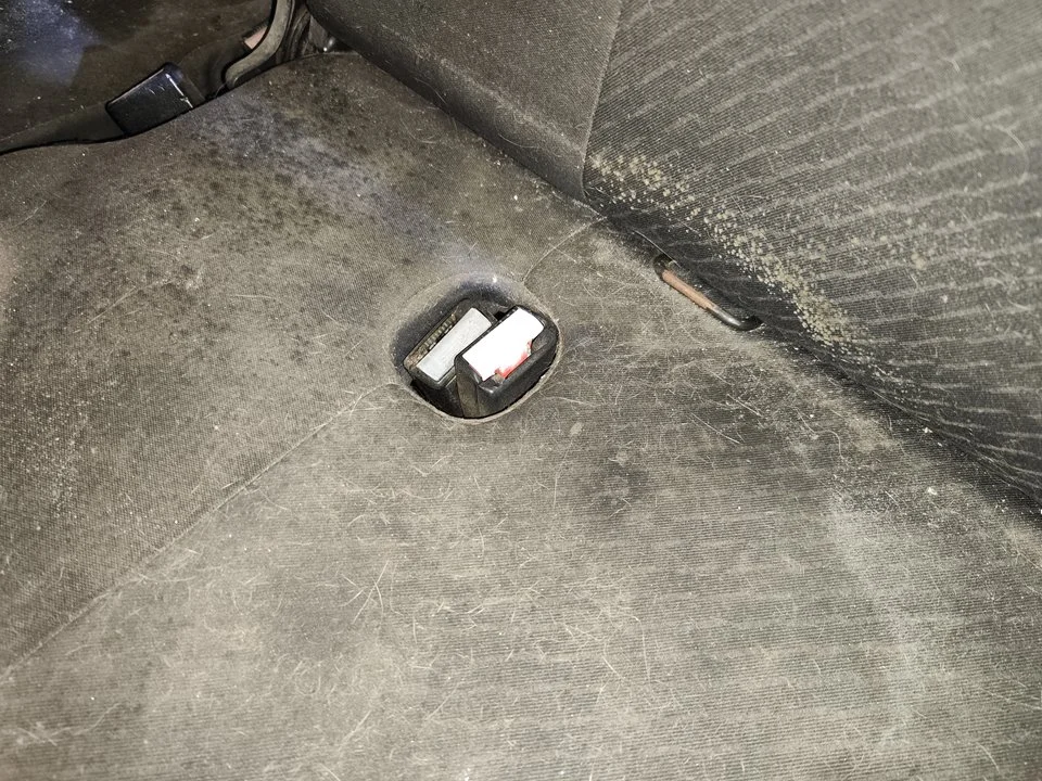 Foto de ENGANCHE CINTURON TRASERO CENTRAL CITROEN C3 PICASSO 1.6 HDi FAP (92 CV / 68 KW) referencia 9681541677