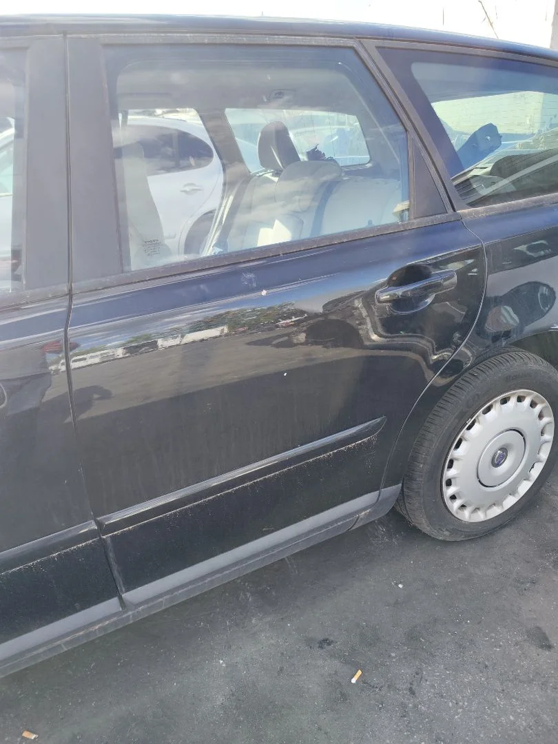 Foto de PUERTA TRASERA IZQUIERDA VOLVO V50 FAMILIAR 2.0 Diesel CAT (136 CV / 100 KW) referencia 31335469