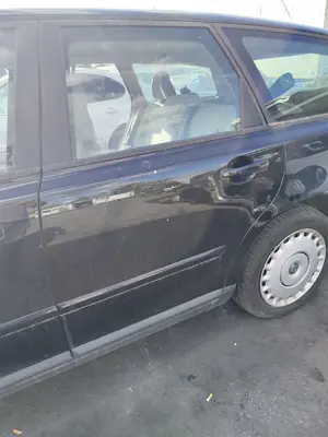 Foto de PUERTA TRASERA IZQUIERDA VOLVO V50 FAMILIAR 2.0 Diesel CAT (136 CV / 100 KW) referencia 31335469