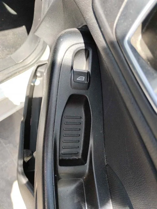 Foto de MANDO ELEVALUNAS DELANTERO DERECHO FORD FIESTA (CNN) 1.5 TDCi CAT (75 CV / 55 KW)