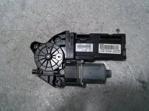 Foto de MOTOR ELEVALUNAS DELANTERO IZQUIERDO RENAULT MEGANE III BERLINA 5P 1.5 dCi Diesel (106 CV / 78 KW) referencia 807310246R