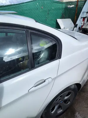 Foto de LUNA CUSTODIA TRASERA IZQUIERDA BMW SERIE 3 BERLINA (E90) 2.0 Turbodiesel CAT (143 CV / 105 KW)