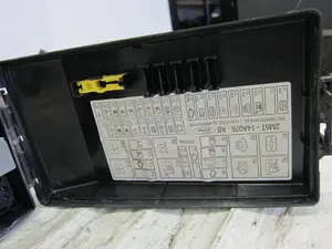 Foto de CAJA RELES / FUSIBLES FORD FOCUS FAMILIAR (CAK) 1.8 TDCi CAT (101 CV / 74 KW) referencia 518276100 foto 3