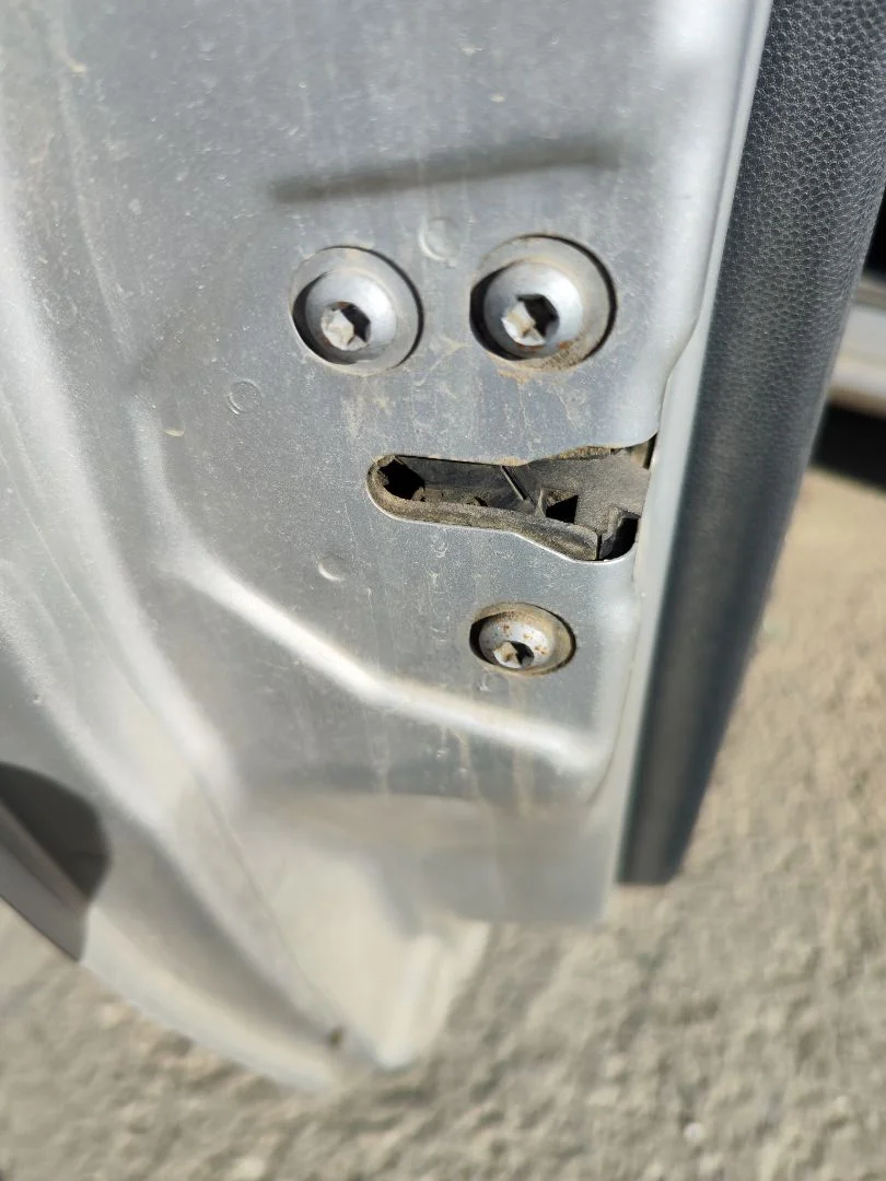 Foto de CERRADURA PUERTA DELANTERA IZQUIERDA FORD KA (CCU) 1.3 TDCi CAT (75 CV / 55 KW) referencia 1769262
