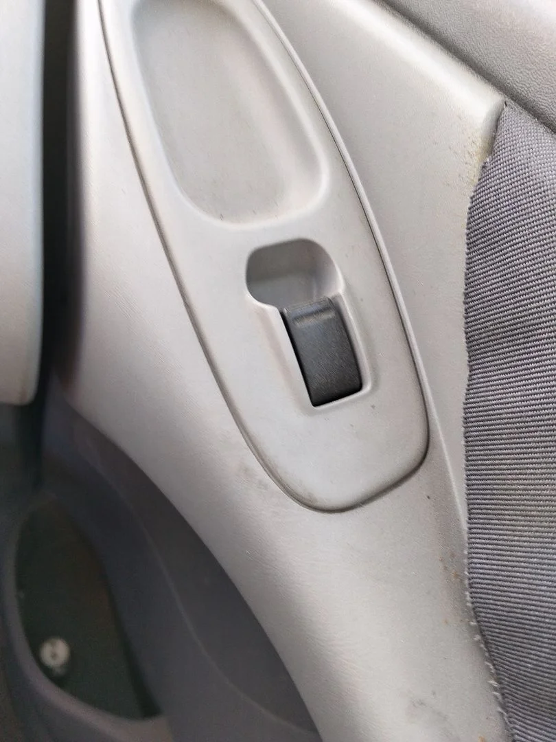 Foto de MANDO ELEVALUNAS DELANTERO DERECHO NISSAN ALMERA TINO (V10M) 1.8 16V CAT (114 CV / 84 KW)