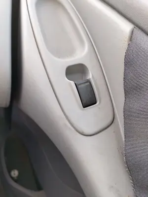 Foto de MANDO ELEVALUNAS DELANTERO DERECHO NISSAN ALMERA TINO (V10M) 1.8 16V CAT (114 CV / 84 KW)