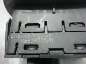 Foto de MANDO ELEVALUNAS TRASERO IZQUIERDO CITROEN GRAND C4 PICASSO 1.6 16V HDi FAP (109 CV / 80 KW) referencia 96639378ZD foto 2