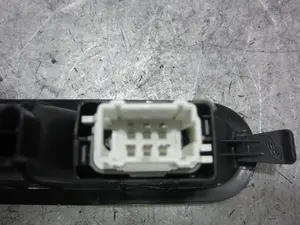 Foto de MANDO ELEVALUNAS TRASERO DERECHO RENAULT SCENIC III (JZ) 1.6 16V (110 CV / 81 KW) referencia 156013870 foto 4
