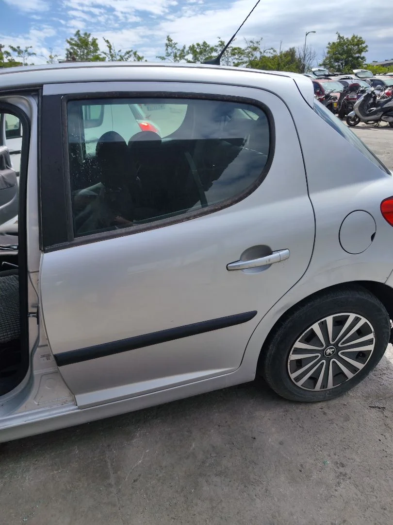 Foto de PUERTA TRASERA IZQUIERDA PEUGEOT 207 1.6 16V HDi (90 CV / 66 KW) referencia 9006N2