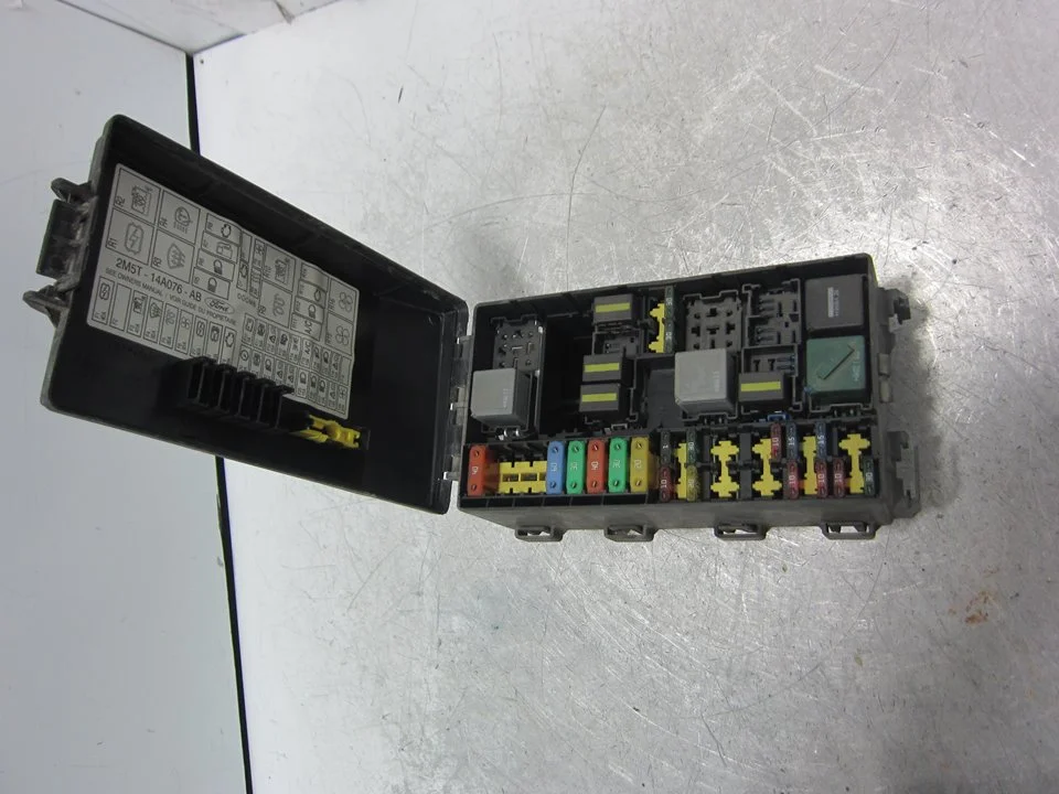 Foto de CAJA RELES / FUSIBLES FORD FOCUS BERLINA (CAK) 1.8 TDCi CAT (101 CV / 74 KW) referencia 98AG14A142AD
