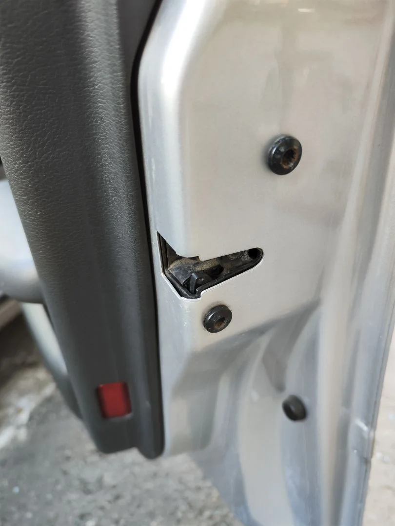 Foto de CERRADURA PUERTA DELANTERA DERECHA AUDI A6 BERLINA (4B2) 2.5 V6 24V TDI (150 CV / 110 KW)