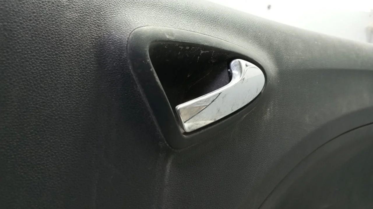 Foto de MANETA INTERIOR TRASERA DERECHA SEAT IBIZA (6P1) 1.0 (75 CV / 55 KW) referencia 6J4839114