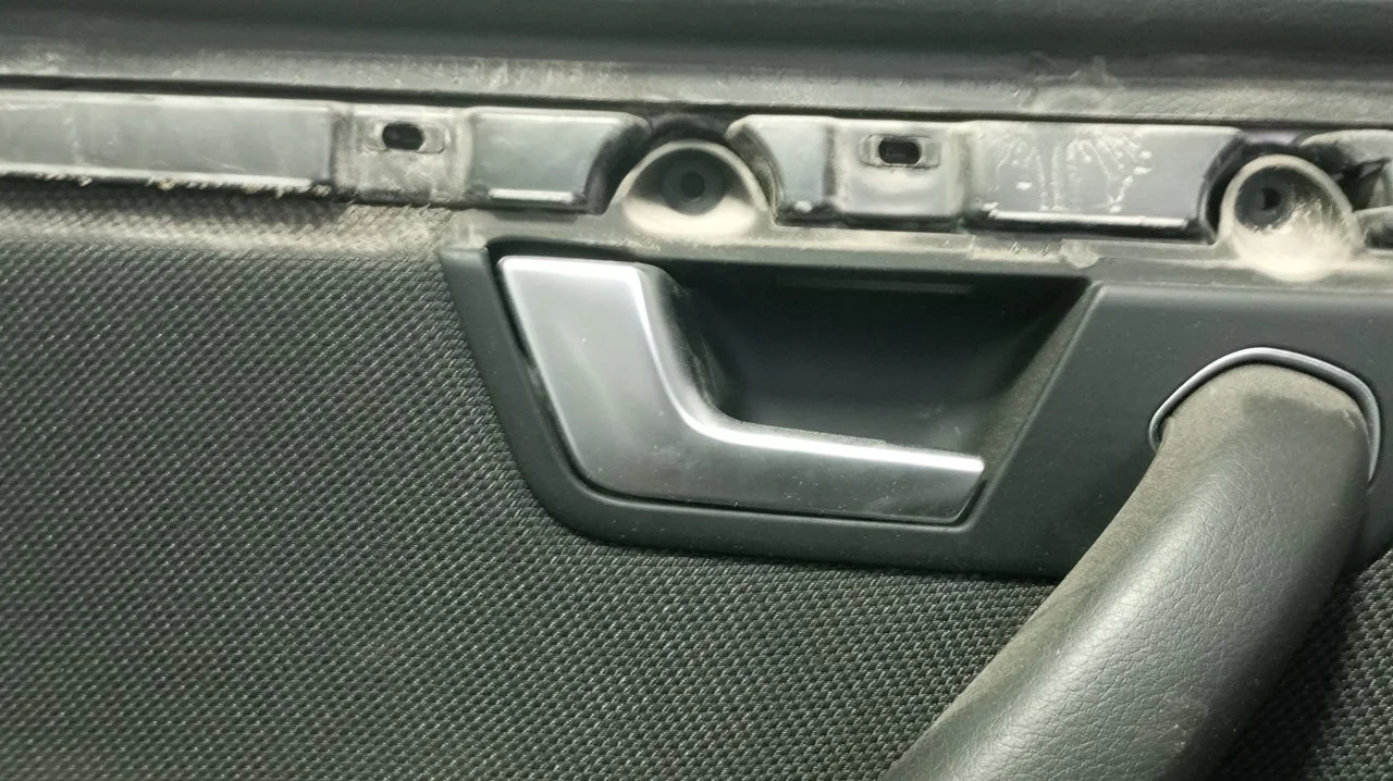 Foto de MANETA INTERIOR TRASERA IZQUIERDA AUDI A4 AVANT (8E) 3.0 V6 24V TDI (233 CV / 171 KW) referencia 8E0839019