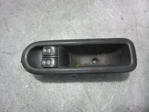 Foto de MANDO ELEVALUNAS DELANTERO IZQUIERDO RENAULT CLIO III 1.2  (75 CV / 55 KW) referencia 8200356513
