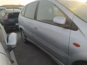 Foto de LUNA TRASERA DERECHA NISSAN ALMERA TINO (V10M) 2.2 dCi Diesel CAT (112 CV / 82 KW) referencia 82300BU001