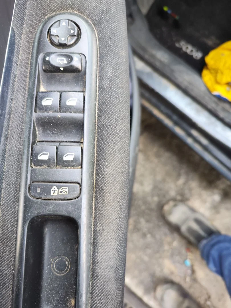 Foto de MANDO ELEVALUNAS DELANTERO IZQUIERDO PEUGEOT 5008 1.6 HDi FAP CAT (9HZ / DV6TED4) (109 CV / 80 KW)