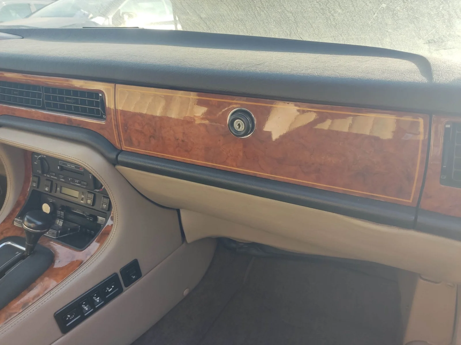 Foto de GUANTERA JAGUAR XJ 4.0 CAT (222 CV / 163 KW) referencia GX73060K63AA