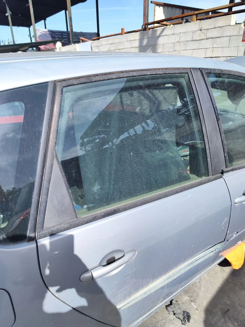 Foto de LUNA TRASERA DERECHA RENAULT SCENIC II 1.5 dCi Diesel (101 CV / 74 KW)