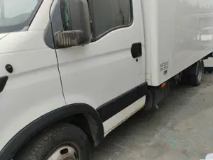 Foto de PUERTA DELANTERA IZQUIERDA IVECO DAILY FURGÓN 2.8 Diesel CAT (146 CV / 107 KW) foto 2