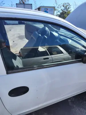 Foto de LUNA DELANTERA DERECHA OPEL CORSA C 1.2 16V CAT (Z 12 XE / LW4) (75 CV / 55 KW) referencia 13205911