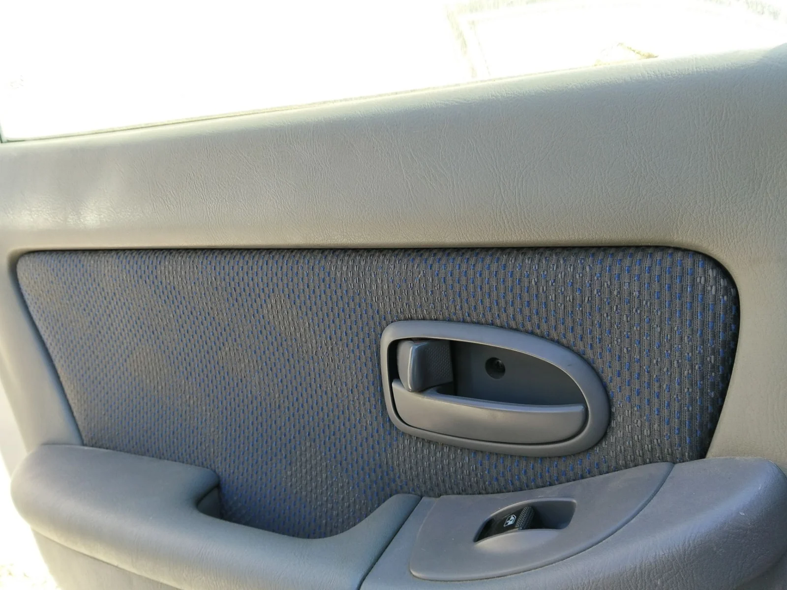 Foto de MANETA INTERIOR TRASERA IZQUIERDA HYUNDAI ELANTRA (XD) 2.0 CRDi CAT (113 CV / 83 KW)