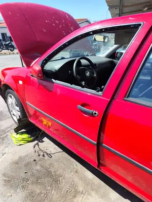 Foto de PUERTA DELANTERA IZQUIERDA VOLKSWAGEN GOLF IV BERLINA (1J1)(10.1997) 1.9 TDI (90 CV / 66 KW) foto 2