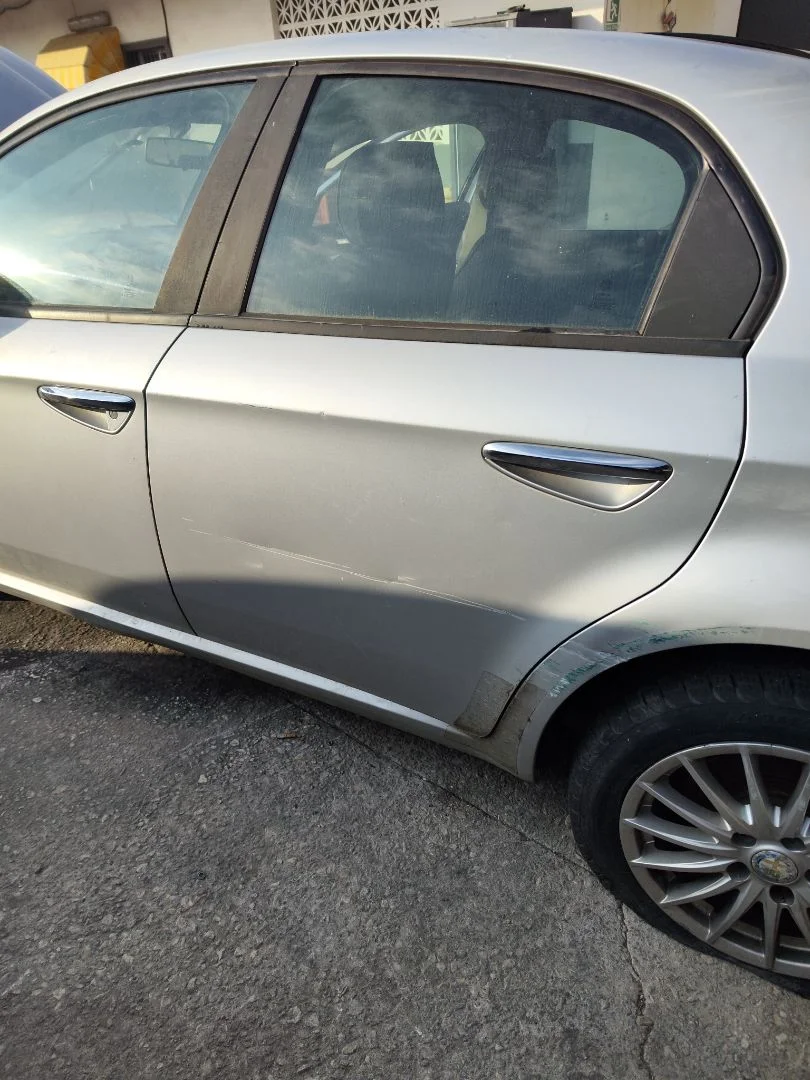Foto de PUERTA TRASERA IZQUIERDA ALFA ROMEO 159 (140) 1.9 JTD (M) 16V CAT (150 CV / 110 KW)