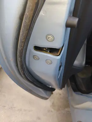 Foto de CERRADURA PUERTA TRASERA IZQUIERDA TOYOTA COROLLA (E12) 1.4 16V CAT (97 CV / 71 KW)
