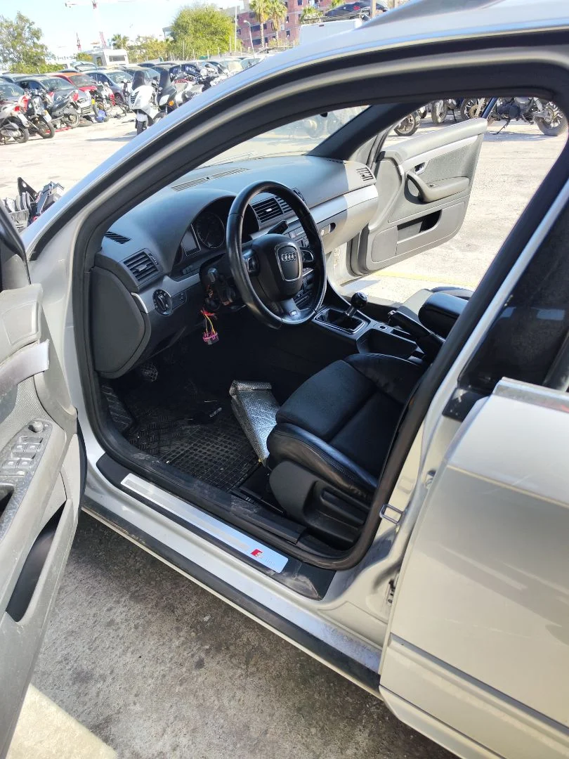 Foto de GOMAS CONTORNO PUERTA AUDI A4 AVANT (8E) 3.0 V6 24V TDI (233 CV / 171 KW)