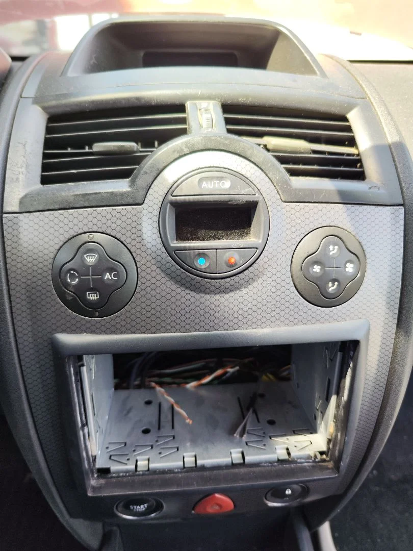 Foto de MANDO CALEFACCION / AIRE ACONDICIONADO RENAULT MEGANE II BERLINA 3P 1.9 dCi Diesel (120 CV / 88 KW)