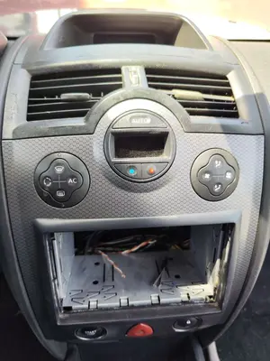 Foto de MANDO CALEFACCION / AIRE ACONDICIONADO RENAULT MEGANE II BERLINA 3P 1.9 dCi Diesel (120 CV / 88 KW)