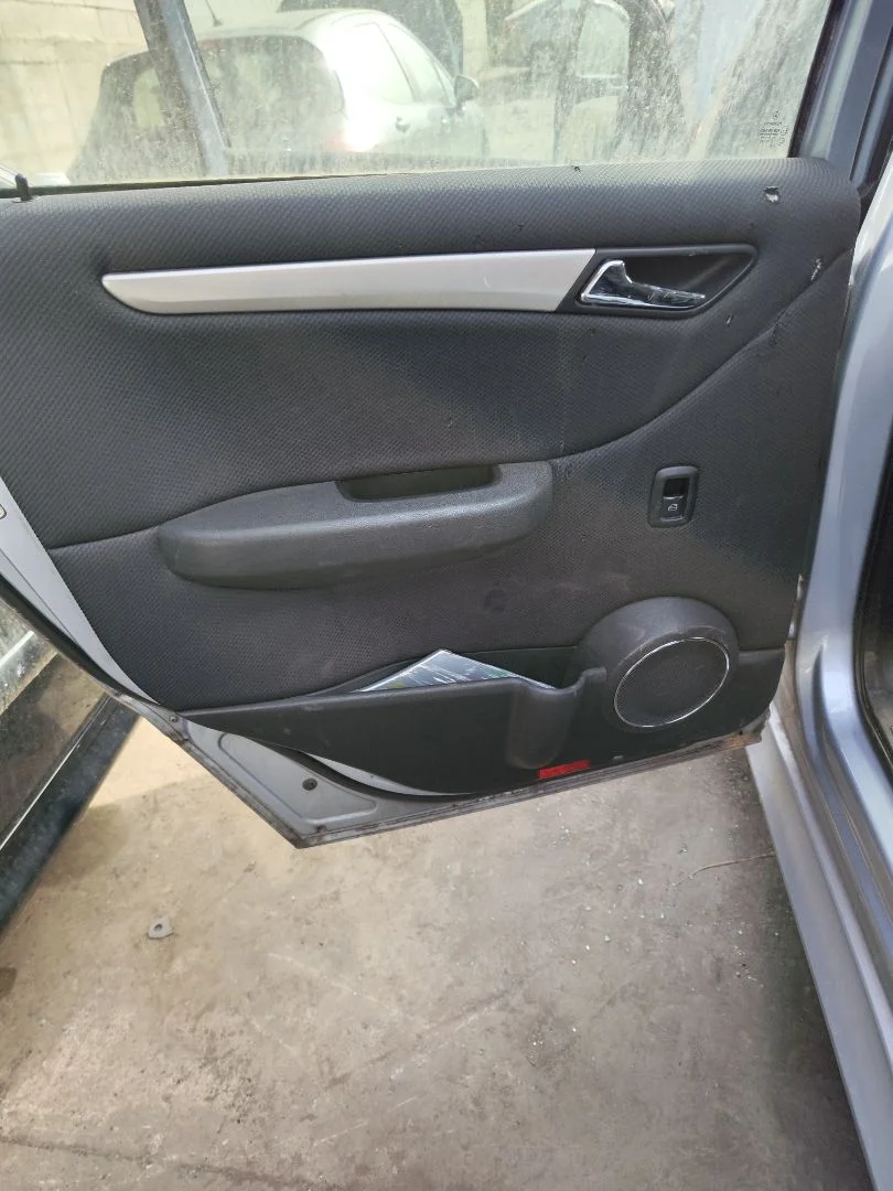Foto de GUARNECIDO PUERTA TRASERA IZQUIERDA MERCEDES-BENZ CLASE B (BM 245) 2.0 CDI CAT (109 CV / 80 KW) referencia A1697304970 FKZ