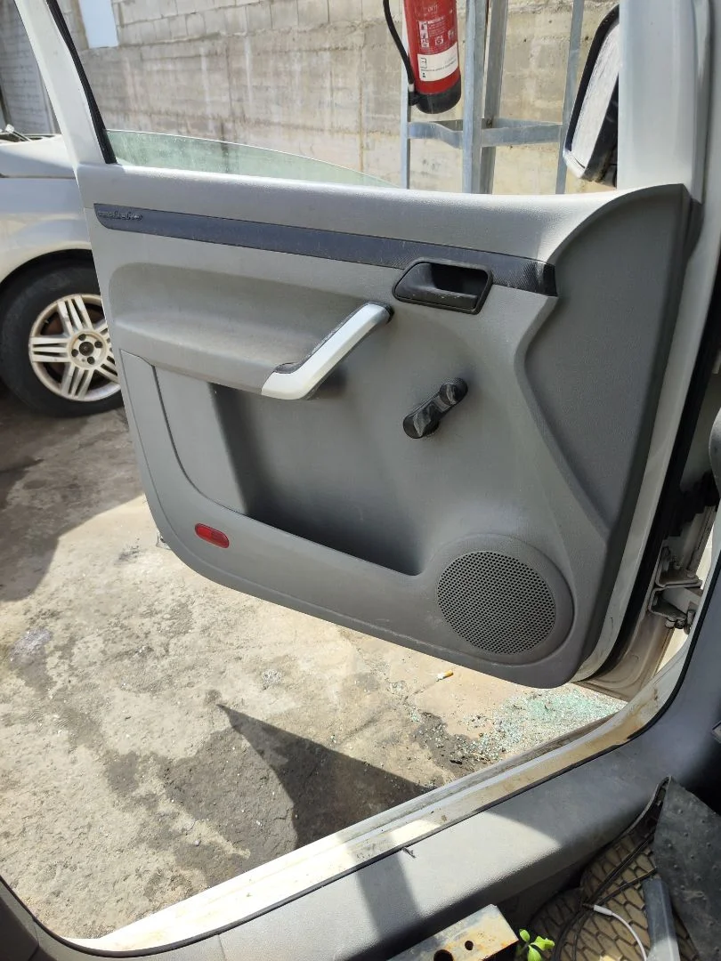 Foto de GUARNECIDO PUERTA DELANTERA IZQUIERDA VOLKSWAGEN CADDY (2K)(02.2004) 1.9 TDI (BSU) (75 CV / 55 KW)