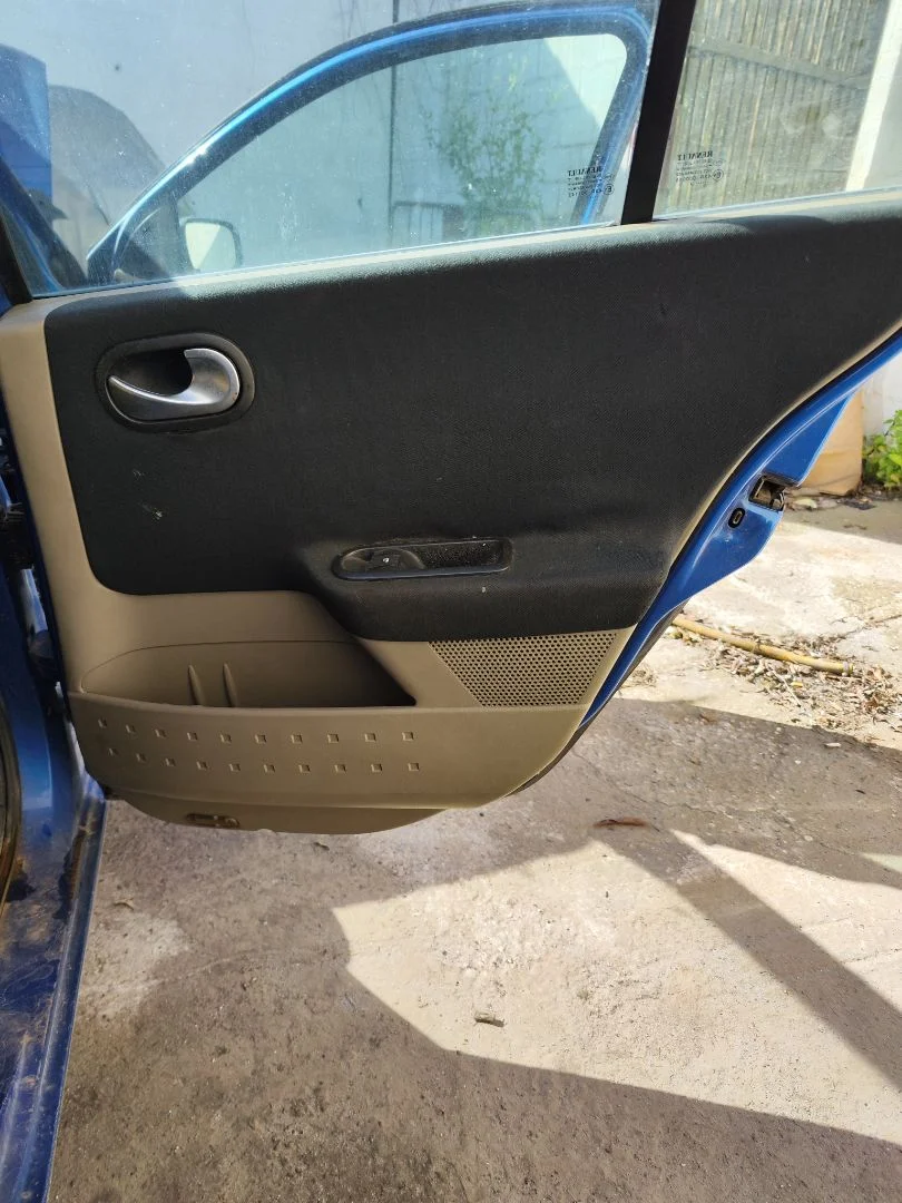 Foto de GUARNECIDO PUERTA TRASERA DERECHA RENAULT MEGANE II BERLINA 5P 1.5 dCi Diesel (101 CV / 74 KW)