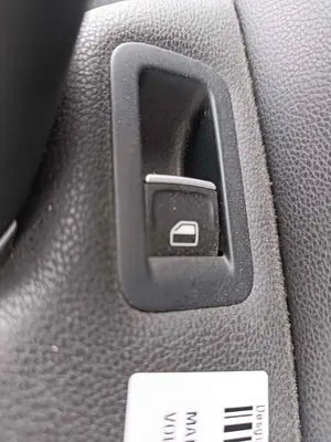 Foto de MANDO ELEVALUNAS TRASERO DERECHO VOLKSWAGEN GOLF VII (5G1/BE1) 2.0 TDI (184 CV / 135 KW) foto 3
