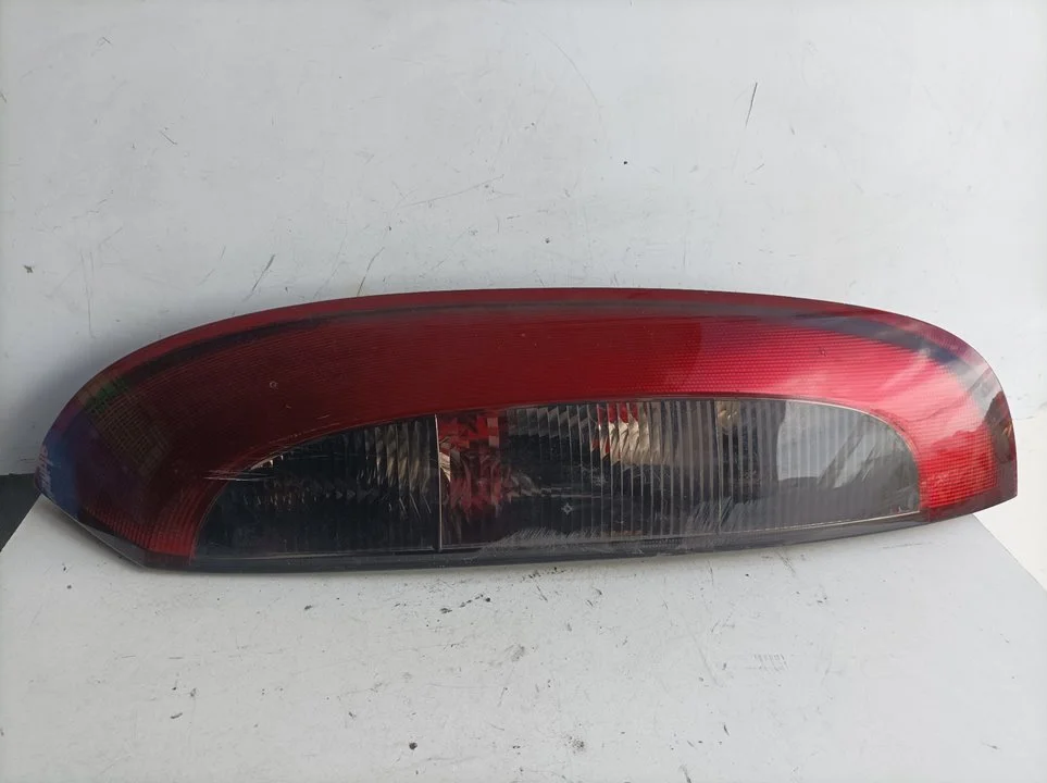 Foto de PILOTO TRASERO DERECHO OPEL CORSA C referencia 89302181