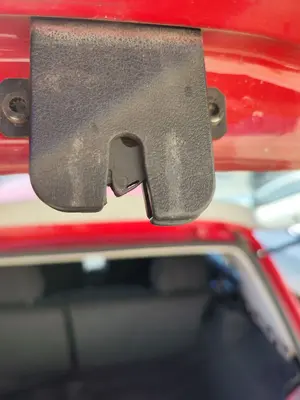 Foto de CERRADURA MALETERO / PORTON VOLKSWAGEN GOLF IV BERLINA (1J1)(10.1997) 1.9 TDI (90 CV / 66 KW) foto 2