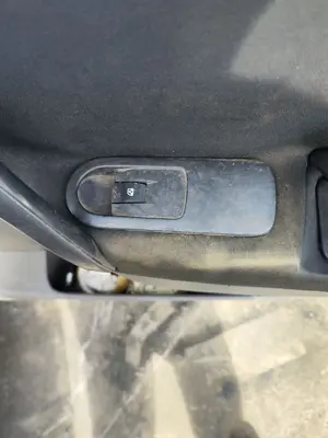 Foto de MANDO ELEVALUNAS DELANTERO DERECHO RENAULT SCENIC II (JM) 1.9 dCi Diesel (120 CV / 88 KW)