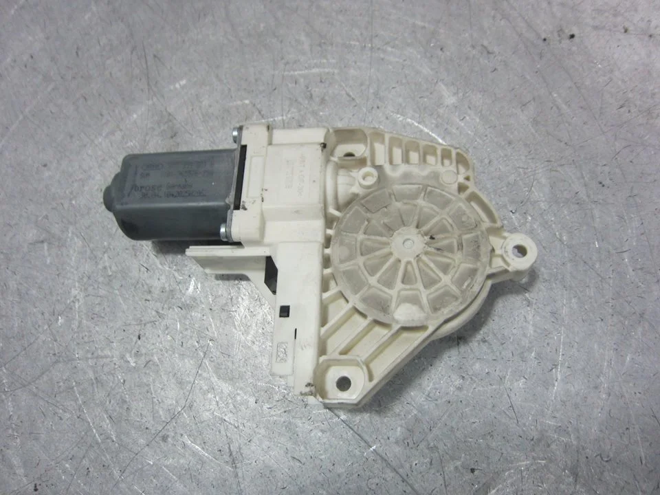Foto de MOTOR ELEVALUNAS DELANTERO IZQUIERDO AUDI A5 CABRIOLET (8F7) 2.7 V6 24V TDI (190 CV / 140 KW) referencia 8T0959801B