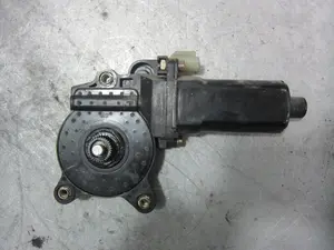 Foto de MOTOR ELEVALUNAS DELANTERO DERECHO HYUNDAI H-1 () 2.5 Turbodiesel (99 CV / 73 KW)