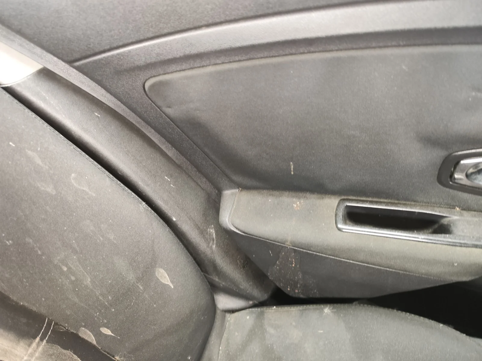 Foto de GUARNECIDO PUERTA TRASERA IZQUIERDA RENAULT MEGANE III BERLINA 5P 1.6 16V CAT (101 CV / 74 KW) referencia 829A16617R
