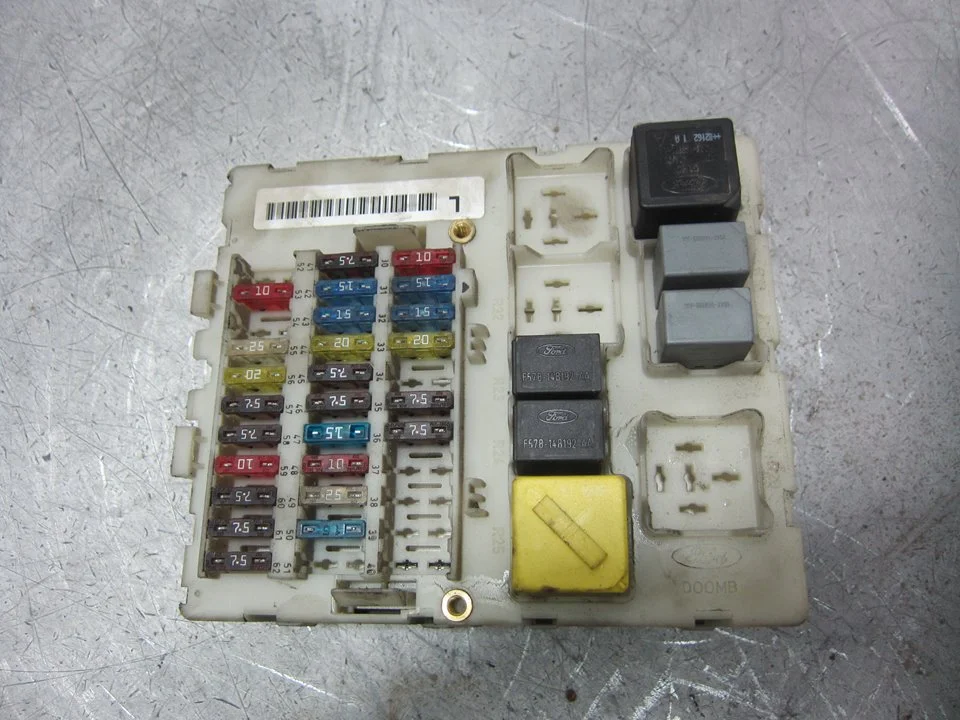 Foto de CAJA RELES / FUSIBLES FORD FOCUS BERLINA (CAK) 1.6 16V CAT (101 CV / 74 KW) referencia 2M5T14A073AB