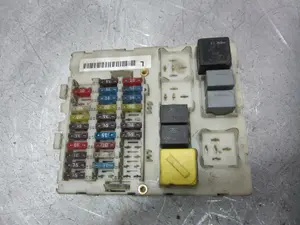 Foto de CAJA RELES / FUSIBLES FORD FOCUS BERLINA (CAK) 1.6 16V CAT (101 CV / 74 KW) referencia 2M5T14A073AB