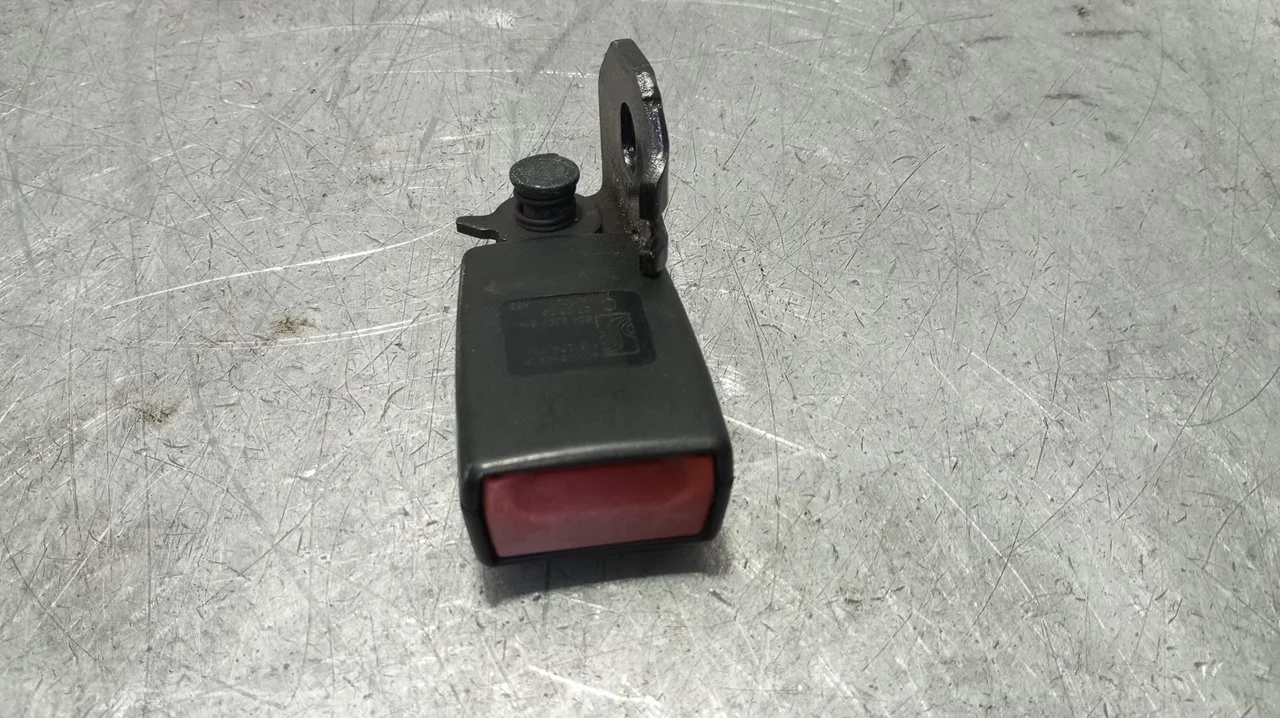 Foto de ENGANCHE CINTURON TRASERO CENTRAL OPEL CORSA D 1.4 16V (90 CV / 66 KW) referencia 13274779