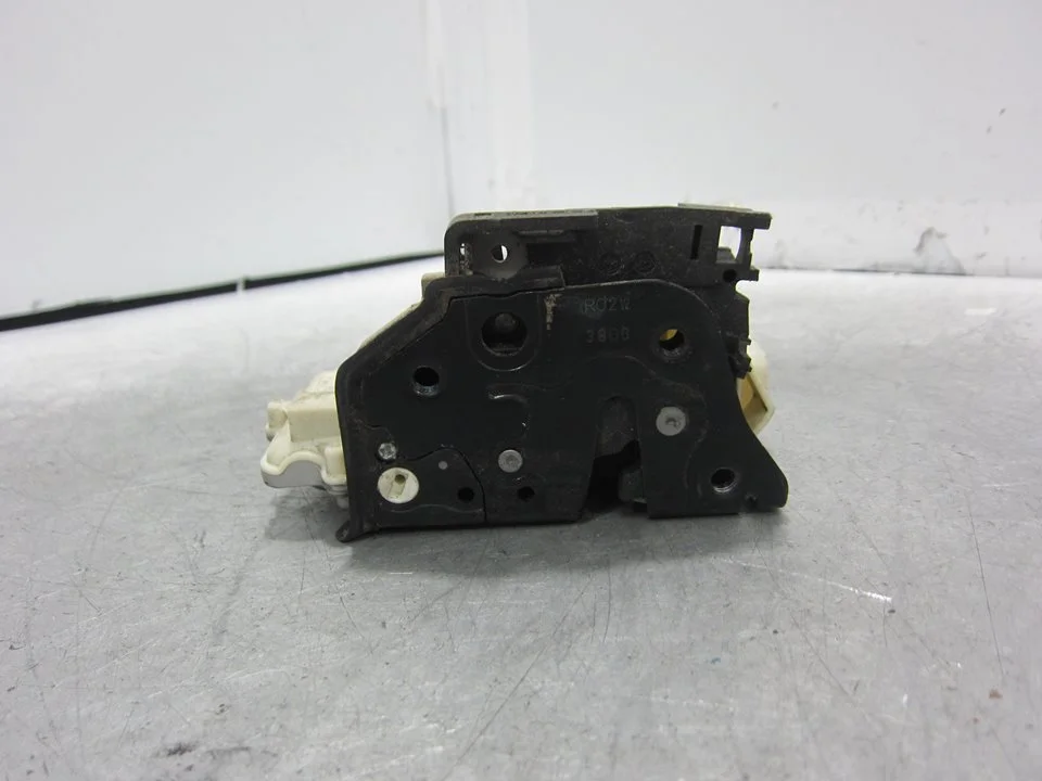 Foto de CERRADURA PUERTA DELANTERA DERECHA AUDI Q7 (4L) 3.0 V6 24V TDI (239 CV / 176 KW) referencia CZ3C1837016A