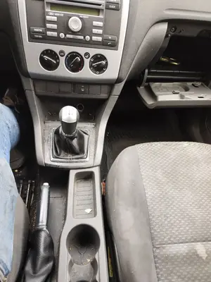Foto de CONSOLA CENTRAL FORD FOCUS BERLINA (CAP) 1.6 TDCi CAT (90 CV / 66 KW)