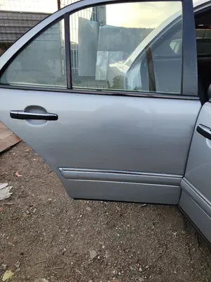 Foto de PUERTA TRASERA DERECHA MERCEDES-BENZ CLASE E (BM 210) BERLINA 3.0 Turbodiesel CAT (177 CV / 130 KW)